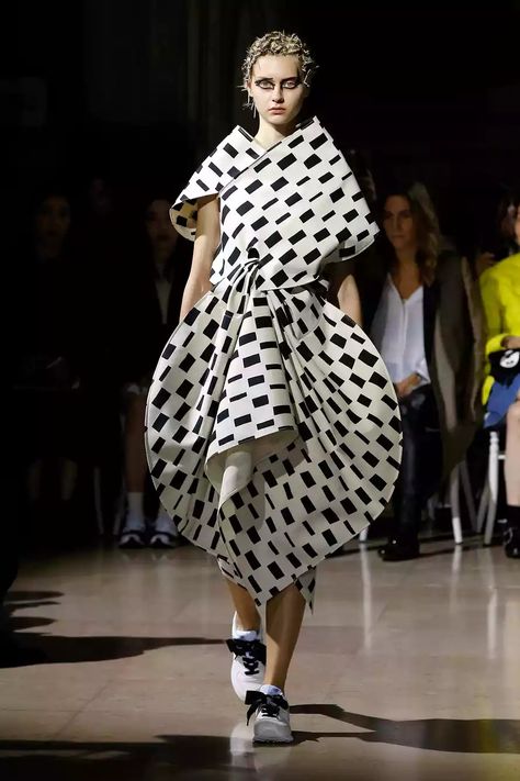 Junya Watanabe X Marimekko SS18 Geometric Fashion Design, Innovative Fashion Design, Fashion Sketch Template, Structured Fashion, Architectural Fashion, Structural Fashion, Sculptural Fashion, Abstract Fashion, Geometric Fashion