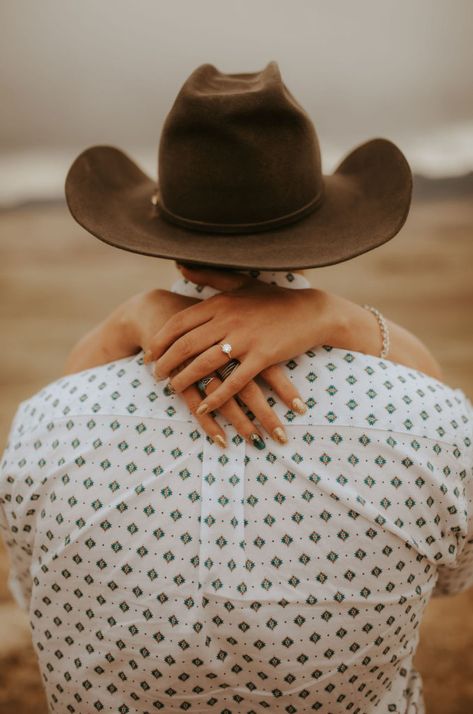 Antler Engagement Photos, Engagement Photo Cowboy Hat, Engagement Photos Rustic Ideas, Cowboy Themed Engagement Photos, Engagement Outfits Country, Engagement Photos With Family, Highland Cow Engagement Photos, Engagement Photos Cowgirl Boots, Western Wedding Engagement Photos