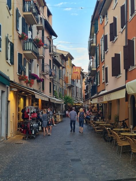 Small Town France, Small Italian Town, Italian Town Aesthetic, Aesthetic Small Town, Streets Of Italy, France Summer, Italy Vibes, Italian Town, Italy Street