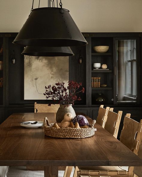 Moody Dining Room, Warm Dining Room, Dark And Moody Interiors, Formal Dining Room Sets, Dark Dining Room, Dark Interiors, Dining Room Inspiration, Formal Dining Room, Dining Room Design