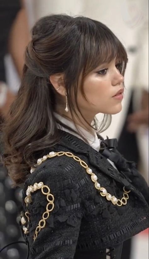 Jenna Ortega Half Up Half Down, Prom Hair With Bangs Updo, Make Up Ideas For Graduation, Formal Hairstyles For Long Hair All Down, Bangs Hairstyles Wedding, Fancy Hairstyles With Bangs, Bride Hairstyles With Bangs, Prom Hair With Bangs, Bridal Hair With Bangs