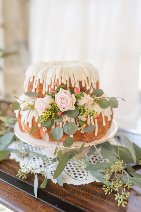 Wedding bundt cake decorated with roses Floral Decorated Bundt Cake, Boho Bundt Cake, Two Tier Bundt Cake, Bunt Cake Decorating, Bundt Cake Wedding Display, Wedding Bundt Cake, Nothing Bundt Cakes Wedding, Bundt Cake Decorations, Cheesecake Wedding Cake