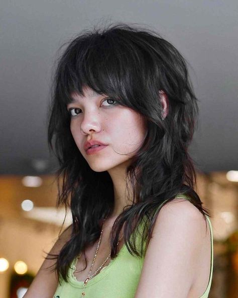 mid-length-shaggy-wolf-cut-with-bangs Mullet Bangs, Shag Haircuts With Bangs, Fairy Haircut, Fox Haircut, Medium Shag, Shaggy Long Hair, Medium Shag Haircuts, Haircut Inspo, Shaggy Haircuts