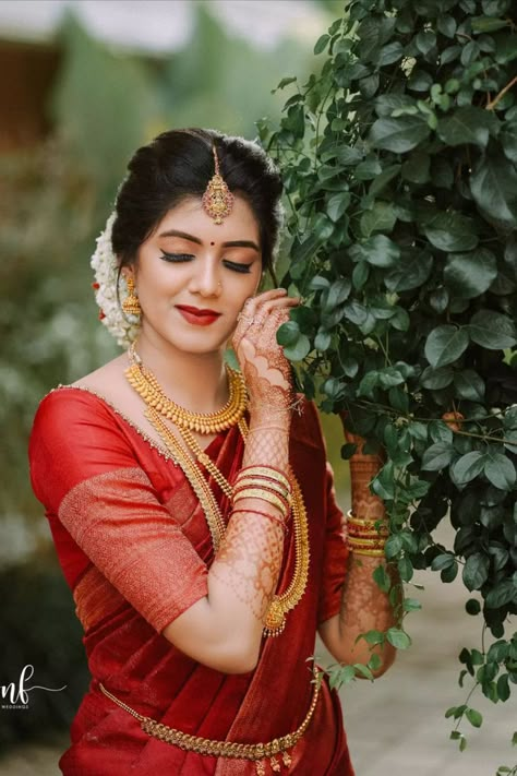 Kerala Bridal Hindu Makeup by Vikas Vks Hindu Bridal Makeup Kerala, Brides Of Kerala, Kerala Wedding Hairstyles Hindus, South Indian Bride Poses, Kerala Temple Wedding, Kerala Bridal Look, Hindu Bride Kerala, Hindu Bridal Hairstyles Kerala, Hairstyle Marriage