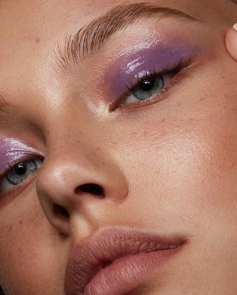 Lilac glossy eyeshadow Editorial Make-up, Easy Eyeshadow, Glossy Eyeshadow, Maquillage On Fleek, Glossy Eyes, Purple Makeup, Beauty Make-up, Make Up Inspiration, Milk Makeup