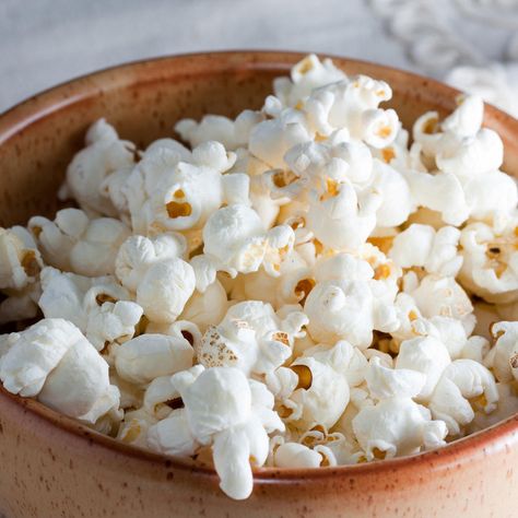 When can my baby eat popcorn? Craving Salt, Microwave Popcorn Bag, Stovetop Popcorn, Healthy Popcorn, Homemade Popcorn, Best Popcorn, Microwave Popcorn, Pop Popcorn, Dutch Oven Recipes