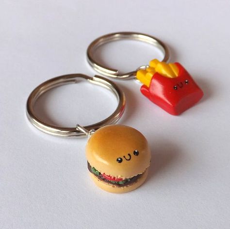 Pinterest • The world's catalog of ideas Burger Accessories, Friendship Keychains, Best Friend Keychain, Friend Keychain, Friendship Wallpaper, Clay Keychain, Miniature Food Jewelry, Matching Keychains, Burger And Fries