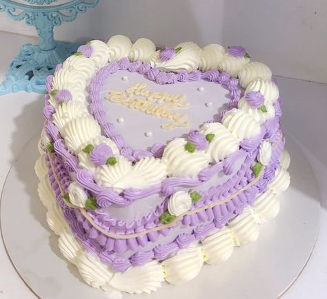 Vintage Heart Cake Lavender, Birthday Cake Purple Flowers, Lavender Vintage Cake, Lavender Heart Cake, Green And Purple Cake, Lavender Party Theme, Lavender Cake Design, Pastel Purple Cake, Purple Vintage Cake