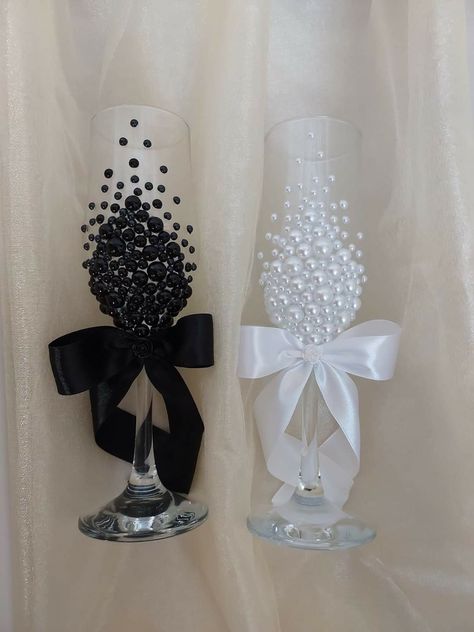 Bride And Groom Glasses Diy, Decorated Wine Glasses For Wedding, Pearl Themed Wedding Decor, Wedding Glasses For Bride And Groom, Wedding Glasses Decoration, Wedding Glasses Diy, Flowers Arrangements Ideas, Glitter Wine Glasses, Bride And Groom Glasses