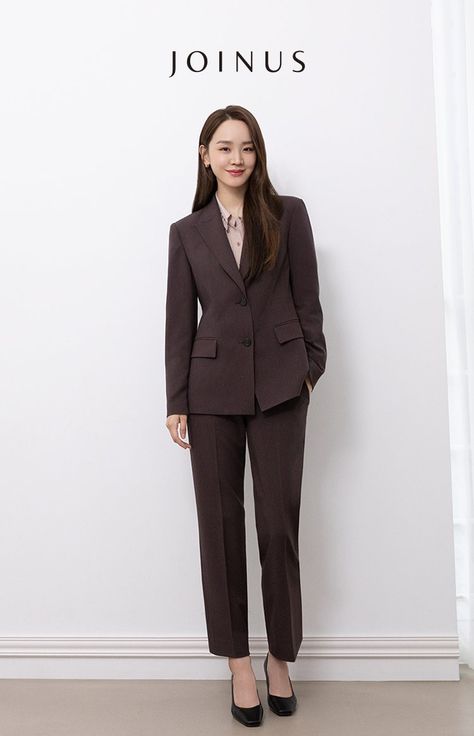 Office Uniform For Women, Shin Hae Sun, Sun Photoshoot, Business Portraits Woman, Shin Hye Sun, Smart Casual Work Outfit Women, Chic Style Outfits, Work Attire Women, Smart Casual Work Outfit