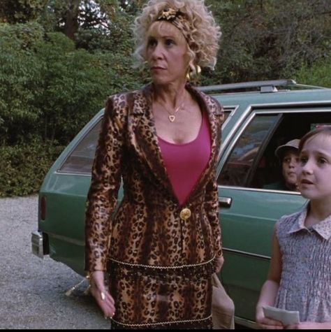 Rhea Perlman, Matilda Costume, 70s Costume, Pretty Halloween Costumes, Mob Wives, Legally Blonde, Creative Halloween Costumes, Fashion Tv, Diy Halloween Costumes