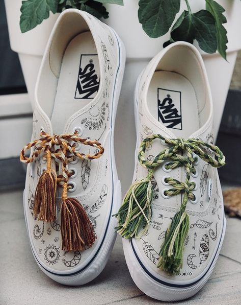 Sneaker Diy, Street Style Jeans, Custom Shoes Diy, Diy Sneakers, Boho Shoes, Sneakers Vans, Estilo Hippie, Embroidery Shoes, Mode Boho