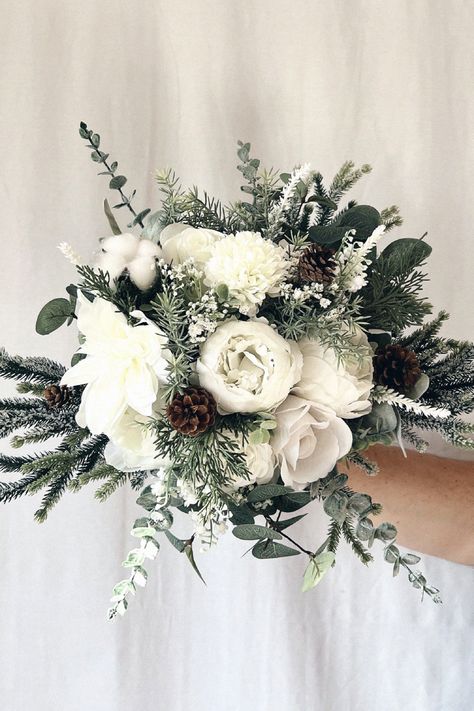 This seasonal bouquet is perfect for your special day. Trust me, this one elevates your bridal look. Collect this inspiration to your winter wedding inspiration. Winter Wedding Bride Bouquet, Small Winter Wedding Bouquet, December Bridal Bouquet, Winter White Bouquet, Flowers For Winter Wedding, Winter Bride Bouquet, Green Bride Bouquet, Winter Wedding Bouquet White, Wedding Bouquets Winter