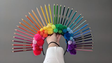 Colored pencils and pom poms combined to make an epic rainbow crown @crayola Rainbow Crown, Hidden Hair Color, Rainbow Crayon, Rainbow Headband, Headpiece Diy, Diy Costumes Kids, Diy Kostüm, Diy Crown, Wacky Hair Days