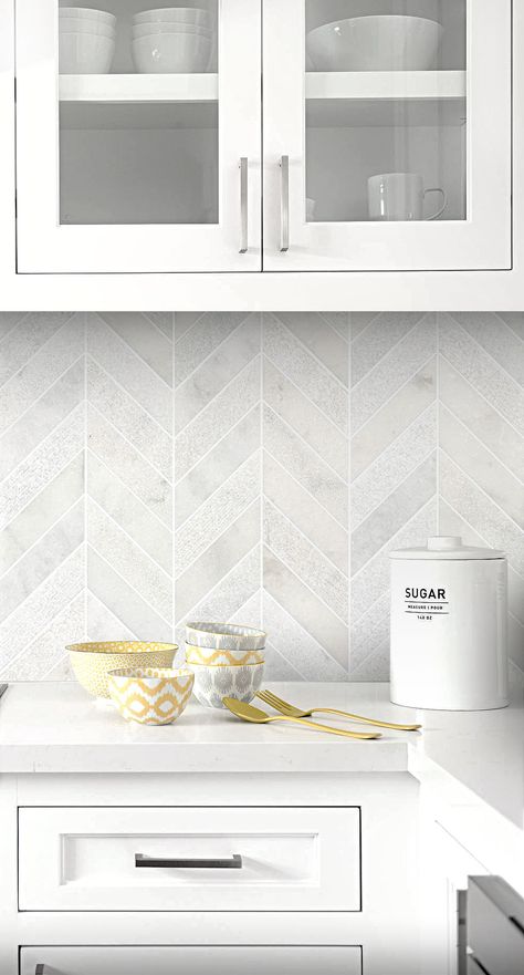 Chevron Backsplash, Kitchen Splashback Tiles, Model Dapur, Interior Dapur, White Kitchen Backsplash, Kitchen Backsplash Designs, Modern Marble, Mosaic Backsplash, Backsplash Designs