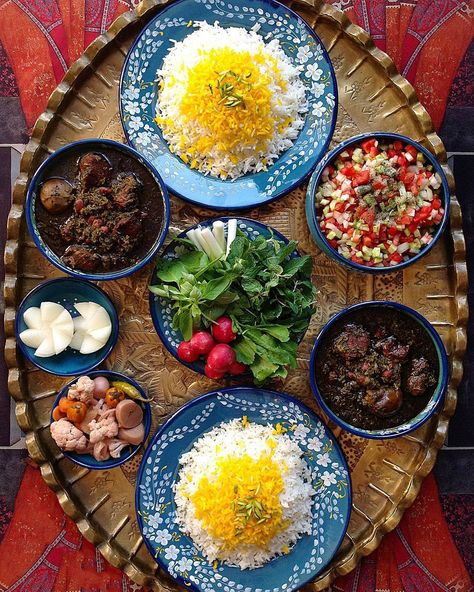 Ghorme sabzi; one of the most delicious and popular foods among iranians. Arabisk Mad, Iranian Dishes, Roasted Cauliflower Salad, Iran Food, Iranian Cuisine, Persian Cuisine, Iranian Food, Persian Food, Granola Recipes