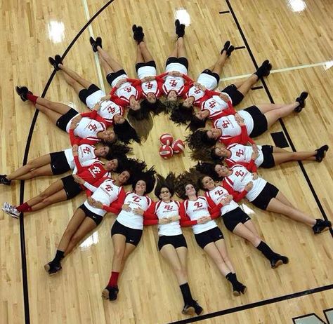 Volleyball picture. I want to do this with my team!! Volleyball Team Picture Ideas, Volleyball Team Pictures Poses, Volleyball Ideas For Team, Volleyball Team Pictures Group Photos, Volleyball Pictures Ball, Volleyball Group Pictures, Volleyball Team Mom, Volleyball Picture, Volleyball Team Photos