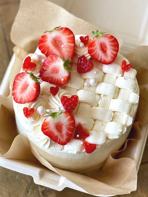 Bento Cakes Designs, Valentines Day Bento Cake, Strawberry Bento Cake, Bento Cakes Ideas, Bento Cake Recipe, Strawberry Mini Cake, Mini Strawberry Cake, Bento Cake Ideas, Bento Cake Design