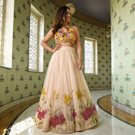 Lehenga Painting, Lengha Designs, Painting Sarees, Jacquard Lehenga, Textile Painting, Haldi Outfits, Haldi Outfit, Organza Lehenga, Floral Lehenga