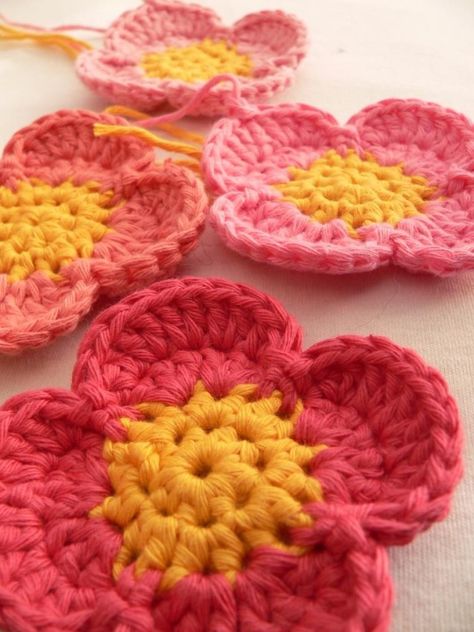 Simple Crochet Flower, Crochet Embellishments, Crochet Flowers Easy, Fleurs Diy, Crochet Flowers Free Pattern, Crocheted Flowers, Simple Crochet, Knitted Flowers, Crochet Flower Tutorial