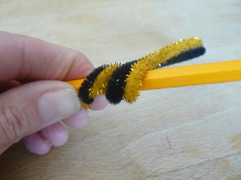 Bee Hives Diy, Bee Hive Craft, Pipe Cleaner Art, Pipe Cleaner Animals, Bee Crafts For Kids, Hanging Craft Ideas, Wall Hanging Craft Ideas, Wall Hanging Craft, Group Crafts