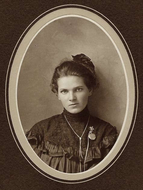 Cabinet Card, Vintage Beauty, Young Woman, Beautiful Photography, Well Dressed, Digital Photography, Old Photos, Vintage Photos, Locket