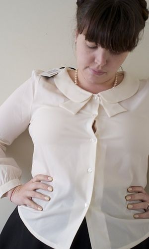 Woman wearing a shirt with buttons gaping open over the bust Shirt Hacks, Big Shirt, Shirt Refashion, Frou Frou, Altering Clothes, Refashion Clothes, Clothing Hacks, Sewing Clothes, Alternative Fashion