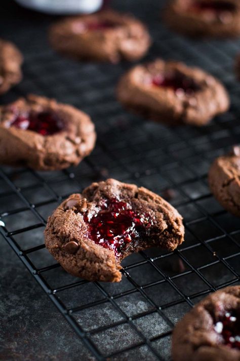 Thumbprint Cookies Chocolate, Thumbprint Cookies Christmas, Cookies Thumbprint, Raspberry Thumbprint, Raspberry Thumbprint Cookies, Chocolate Thumbprint Cookies, Jam Thumbprint Cookies, Thumbprint Cookies Recipe, Raspberry Cookies