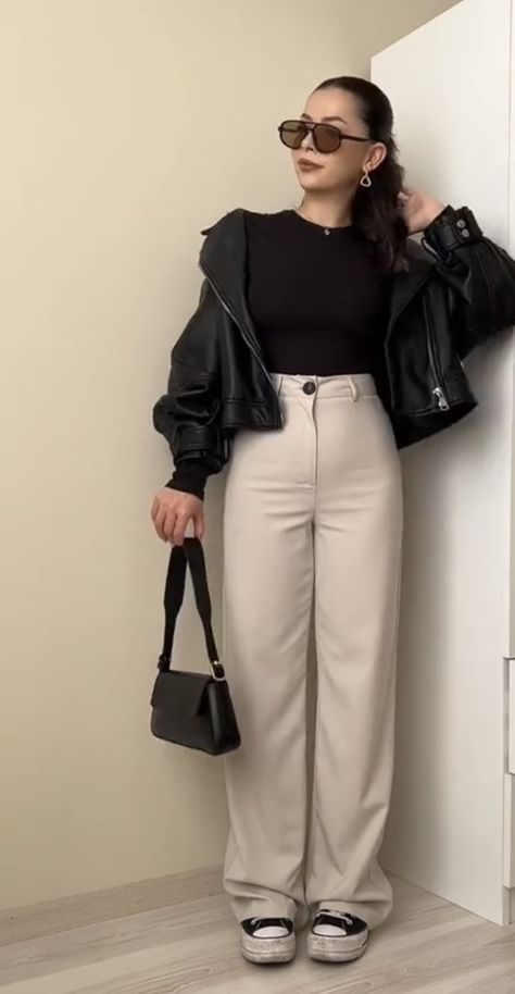 Basic Ootd Ideas, Semi Casual Outfit Women Winter, Beige Pants Winter Outfit, Mis Sized Outfits, Outfit With Beige Pants, Beige Pants Outfit Winter, Outfit Con Pantalon Beige, 3 Quarter Pants Outfits, Outfit Pantalon Beige