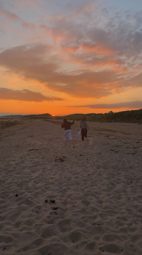 Running On Beach Aesthetic, Running On The Beach Aesthetic, Aesthetic Beach Friends, Summer Beach Sunset, Summer Aesthetic Beach, Pink Skies, Running On The Beach, Beach Friends, Dream Beach