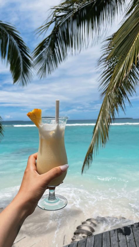 Beach Drinks, Gif Instagram, Pretty Backgrounds, Beach Wallpaper, Summer Cocktails, Summer Photos, Summer Pictures, Pina Colada, Beach Aesthetic