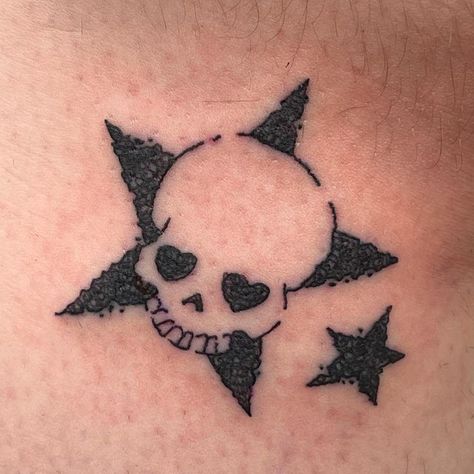 90s Tattoo Grunge, Sick Tattoo Ideas, Early 2000s Tattoos, Skull Tattoo Small, Anthony Tattoo, Tato Grunge, Tattoos Baddie, Doodle Tattoos, Grunge Tattoos