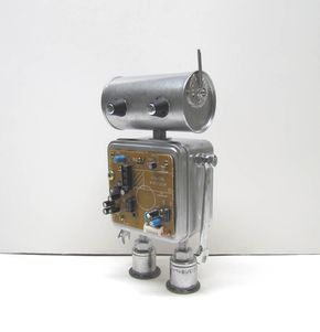 Found Objects Robot Sculpture / Assemblage Robot Figurine - One of a kind unique creation - Unique Gift by VINTAGEandMOREshop on Etsy https://www.etsy.com/listing/399026509/found-objects-robot-sculpture-assemblage Sculpture Assemblage, Fantasy Factory, Strength Conditioning By Body Part, Robot Sculpture, Star Wars Logo, Found Object Art, Junk Art, Steel Sculpture, Found Objects