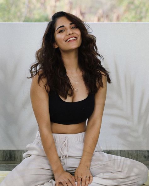 Ruhani Sharma, Family Films, Actress Wallpaper, Casual Indian Fashion, Family Movies, Hot Pics, Beautiful Smile Women, Bollywood Actress, Indian Fashion