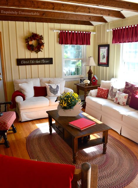 Cottage Style Living Room With Red Accents Rustic Cottage Living Room, Cottage Style Living Room, Farmhouse Living Room Decor Ideas, Rustic Farmhouse Living Room, Farmhouse Style Living Room, Living Room Red, Cottage Living Rooms, Christmas Decorations Living Room, Christmas Living Rooms