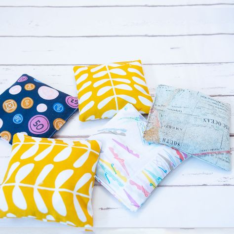 Create your own fun: How to make a bean bag in 10 minutes - Elizabeth Made This Sewing Bean Bags, Bean Bags Diy, Bean Bag Baseball, Bean Bag Sewing Pattern, How To Make A Bean Bag, Bean Bag Pattern, How To Make Beans, Diy Bean Bag, Small Bean Bags