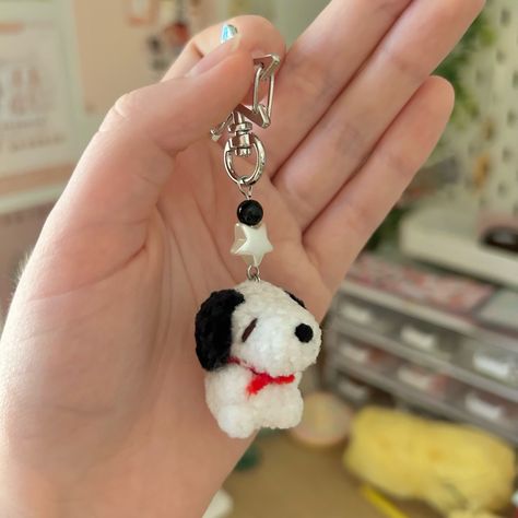 Crochet Phone Charm Tutorial, Stitch Crochet Keychain, Crochet Snoopy Keychain, Mini Crochet Gifts, Crochet Keychain Animals, Crochet Keychain Aesthetic, Matching Crochet Keychains, Snoopy Diy, Snoopy Keychain