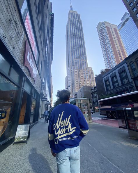 Outfit, zara sweater , blue , aesthetic New York Picture Ideas Men, New York Boy Aesthetic, New York Picture Ideas, New York Photo Ideas, Nyc Pics, Nyc Photoshoot, Aesthetic Poses, Ny Trip, Outfit Zara