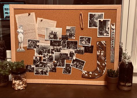 Light academia aesthetic type cork board with pictures and plants - brown shades Photo Wall Cork Board, Notice Board Aesthetic, Notice Board Ideas Aesthetic, Cork Board Picture Collage, Corkboard Aesthetic, Cork Board Aesthetic, Pinboard Ideas Aesthetic, Board With Pictures, Pinboard Ideas