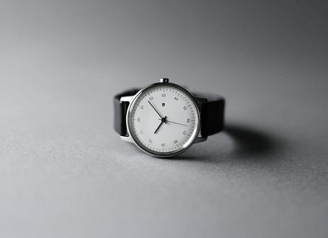 Sazare applies Japanese craftsmanship to a beautifully designed 36mm watch. The new watches are minimal in size and minimalist in design. Interesting Watches, Japanese Watch, Minimal Watch, Men's Watch Accessories, London Watch, Mens Dress Watches, Wrist Watch For Men, Japanese Craftsmanship, Science Jewelry