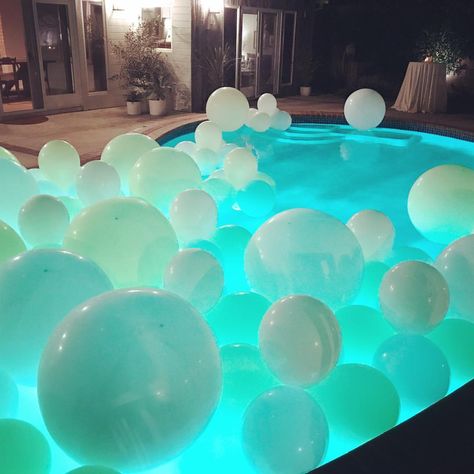 Balloons / balls in pool for party decoration Pool Party Balloons, Vintage Pool Party, Pool Wedding Decorations, Pool Candles, Cinema Party, Night Pool Party, Vintage Pool, Birthday Party Decorations For Adults, Party Decorations Balloons