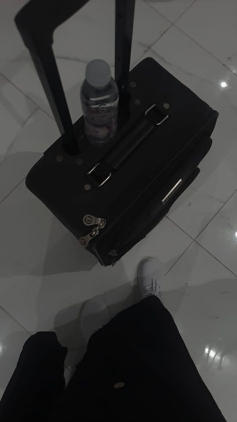 Black airport Black suitcase Aesthetic Aesthetic black Grey goals Black Suitcase Aesthetic, Suitcases Aesthetic, Packing Suitcase Aesthetic, Pack Light For Travel, Suitcase Aesthetic, Light Packing Tips, Bahamas Trip, Black Suitcase, Suitcase Packing Tips