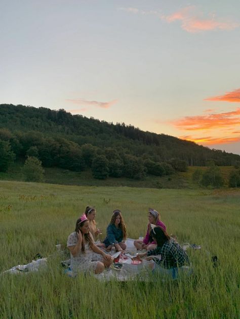 Friends Picknick Aesthetic, Hiking Picnic Aesthetic, Sunset Picnic Mountain, Picnic In Mountains, Birthday In The Mountains, Core Memory Aesthetic, Summer In Utah, Camp Bachelorette Aesthetic, Summer Picnic Aesthetic Friends