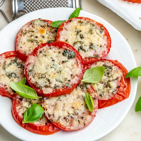 Parmesan Tomatoes, Eating Games, Baked Parmesan Tomatoes, Tomatoes And Cheese, Baked Tomatoes, Recetas Keto, Clean Food Crush, Food Crush, Keto Foods