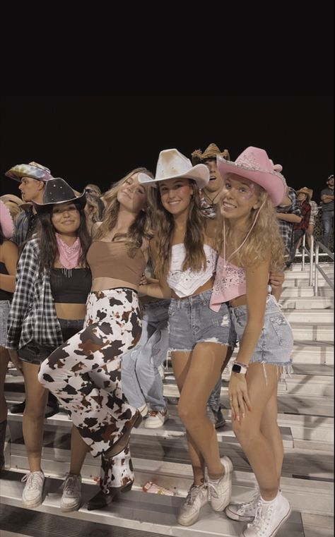 Cute Country Outfits For Football Game, Cowgirl Outfits For School Spirit Week, Football Game Western Theme, Cowboy Fnl Theme, Rodeo Theme Football Game, Western Theme Night Outfit, Cowgirl Football Theme Outfit, Cute Western Theme Outfits, Country Student Section Theme