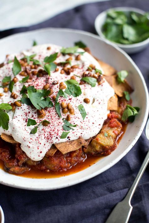 Eggplant Fatteh By @mattersofthebelly Vegetarian Shakshuka, Eggplant Fatteh, Spanish Baked Eggs, Quick Meatballs, Pita Bread Pizza, Arabic Dishes, Veal Meatballs, Vegan Minestrone Soup, Italian Tomatoes