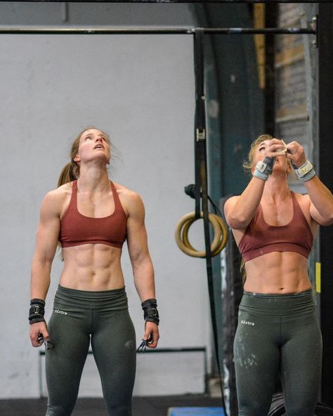 Muscular Shoulders Women, Arm Muscles Anatomy Women, Female Crossfit Physique, Women Lean Muscle, Crossfit Pull Ups, Female Physique Inspiration, Women Muscular Back, Lady Body Builders, Muscly Arms Women