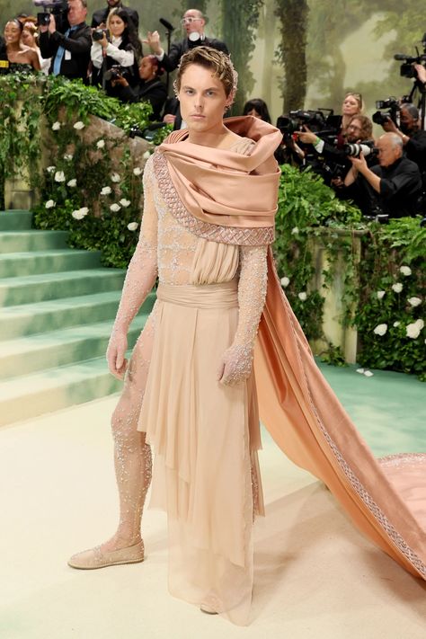 Met Gala 2024 Red Carpet Looks: See Every Celebrity Outfit and Dress | Vogue Gustav Magnar, Met Gala Outfits, Givenchy Couture, Street Cats, Gala Fashion, Fashion Gal, Met Gala Red Carpet, Red Carpet Outfits, Vogue Dress