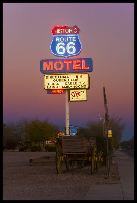 𝔱𝔯𝔞𝔤𝔦𝔠𝔱𝔢𝔢𝔫 Seligman Arizona, Arsitektur Art Deco, Motel Sign, Kad Nama, Desert Aesthetic, Route 66 Road Trip, Historic Route 66, Fotografi Vintage, Plakat Design