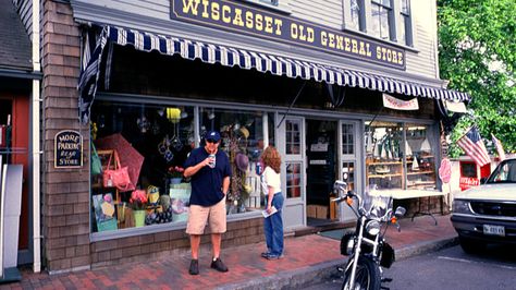 The historic town of Wiscasset is fondly known as the prettiest village in Maine. Situated just under 45 miles from Portland, it overlooks the Sheepscot River and spans roughly 28 square miles. Wiscasset Maine, Maine Trip, England Coast, Camping In Maine, Vermont Vacation, Museums In Las Vegas, Best Lobster Roll, Maine New England, Peaks Island